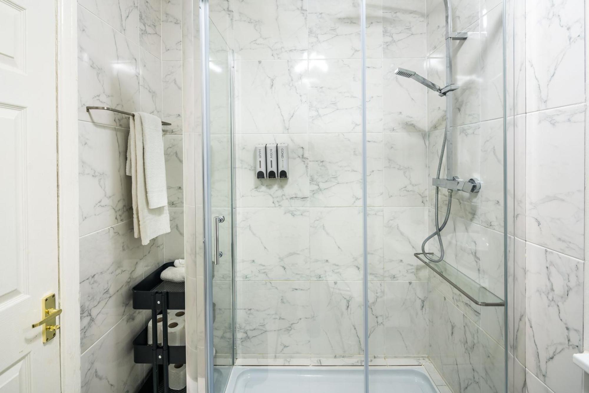 לונדון Charming Spacious 2Br Flat Near Station Plus Parking מראה חיצוני תמונה